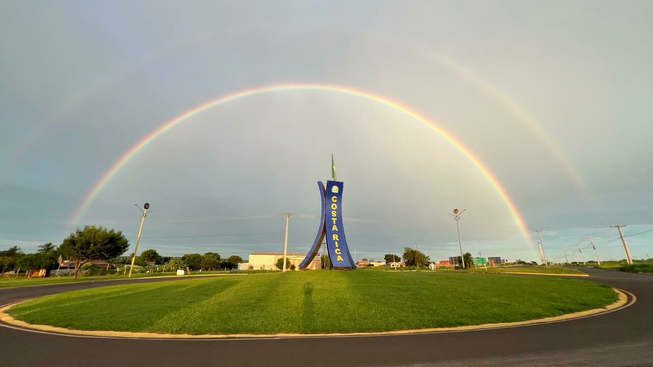 Imagem de compartilhamento para o artigo Em dia de calor e tempo fechado, arco-íris aparece no céu de Costa Rica no fim da tarde da MS Todo dia